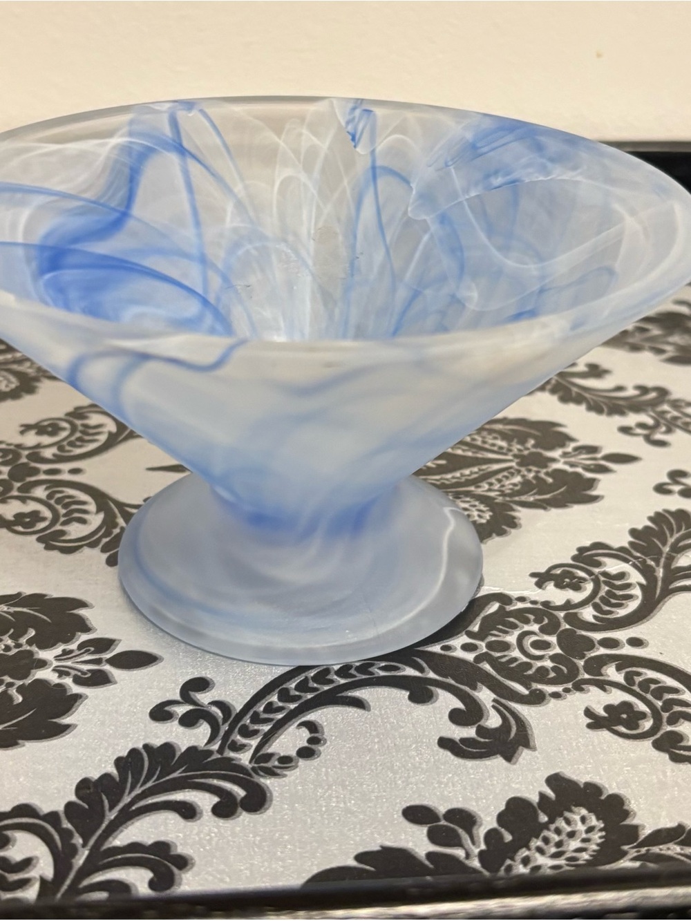 Coupe sur pied en verre soufflé artisanal marbré bleu & blanc / Blown Glass Bowl